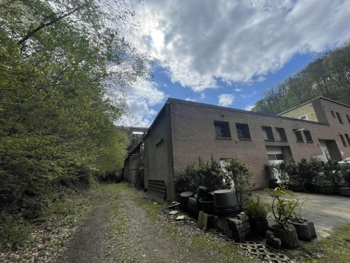 Gewerbehalle Ansicht links vom Hof